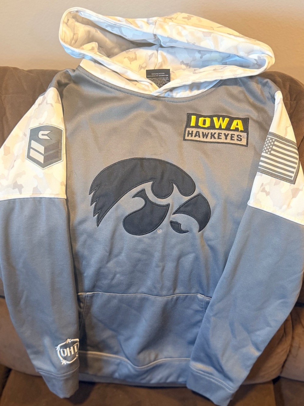 Iowa Hawkeyes Colosseum Grey Logo Hoodie
